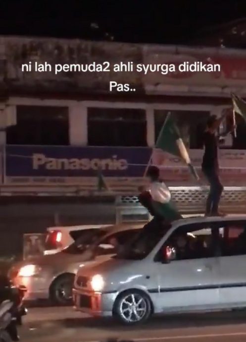 视频 | 站车顶挥党旗还放烟花 支持者危险行为挨轰