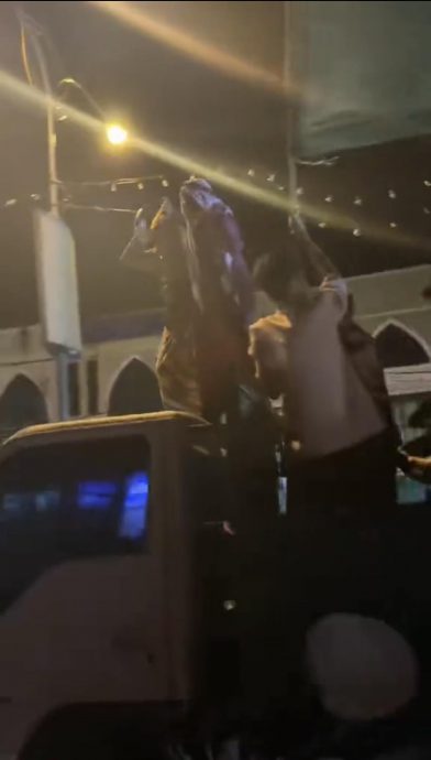 视频 | 站车顶挥党旗还放烟花 支持者危险行为挨轰