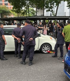 视频|“火爆女”不满被锁轮 抢路人手机扔地 还袭警