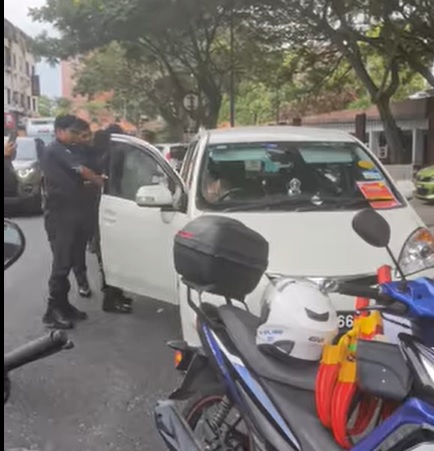 视频|“火爆女”不满被锁轮 抢路人手机扔地 还袭警