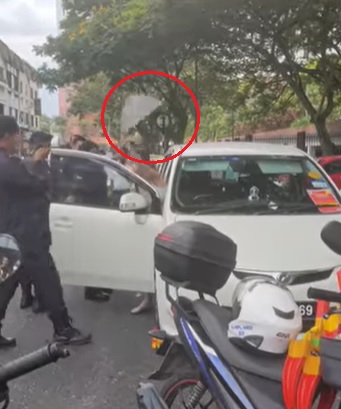 视频|“火爆女”不满被锁轮 抢路人手机扔地 还袭警