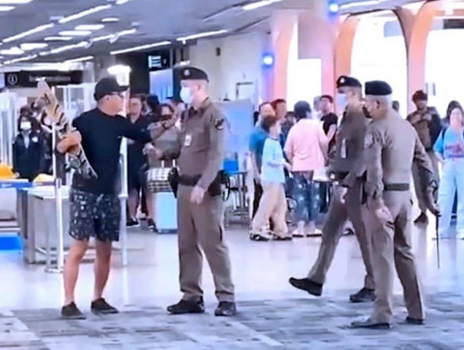  视频|不满被拒登机  中国旅客滑板战机场警察