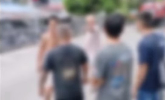 视频|大叔向纹身男挥刀怒吼 “是引擎噪音让他发狂”