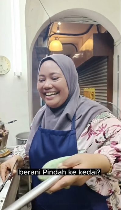 视频|夫妇说广东话卖瓦煲鸡饭 “没马来人做 卖了40年”