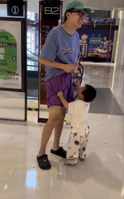  视频|奶爸商场带娃被扒下裤  网民：实力坑爹 一脱成名！
