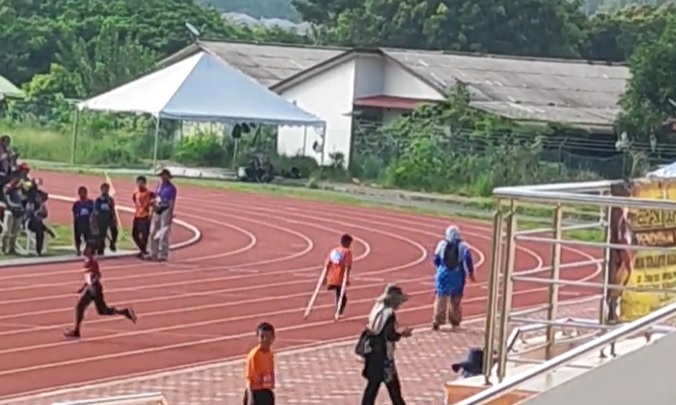视频|学生拄杖比赛 老师全程陪跑 网民哭了:“你们好棒!”