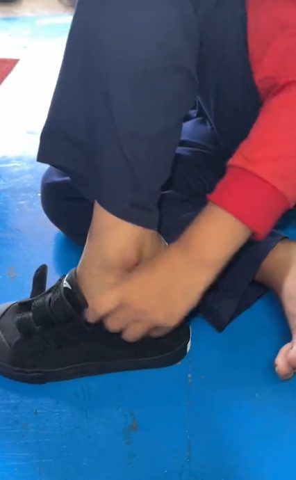 视频|学生鞋底几乎脱落 “爸说用胶水黏 因还没出粮”