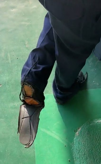 视频|学生鞋底几乎脱落 “爸说用胶水黏 因还没出粮”