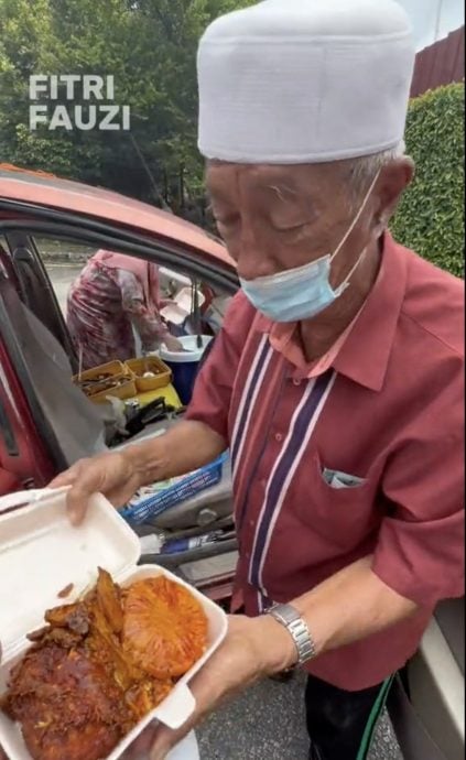 视频|开老爷车摆档25种菜肴任拿 “每份RM5有赚吗？”