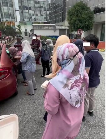 视频|开老爷车摆档25种菜肴任拿 “每份RM5有赚吗？”