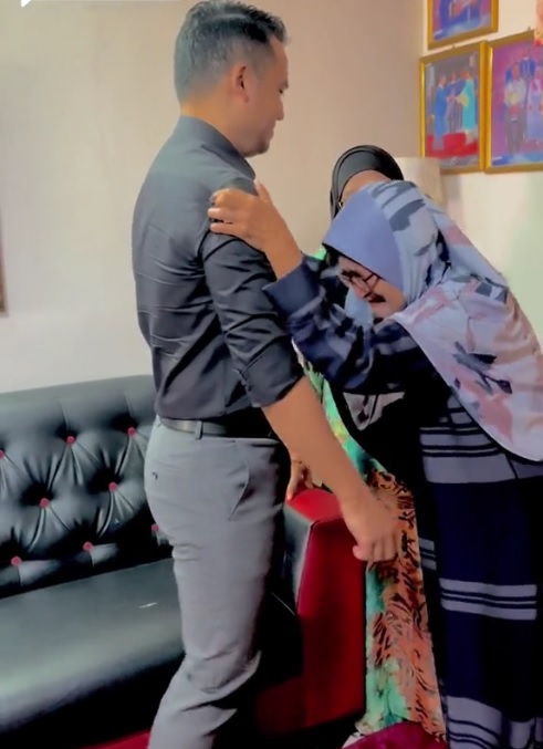 视频|长得像已故兄长求会面 老母亲一见主播泪崩“我想你”