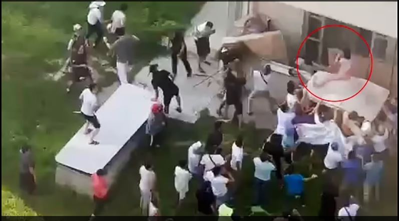 视频|16层大楼失火 妈妈“把小孩抛下楼” 底层邻居合力接住