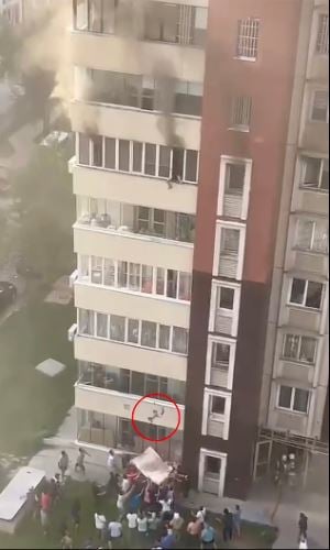 视频|16层大楼失火 妈妈“把小孩抛下楼” 底层邻居合力接住