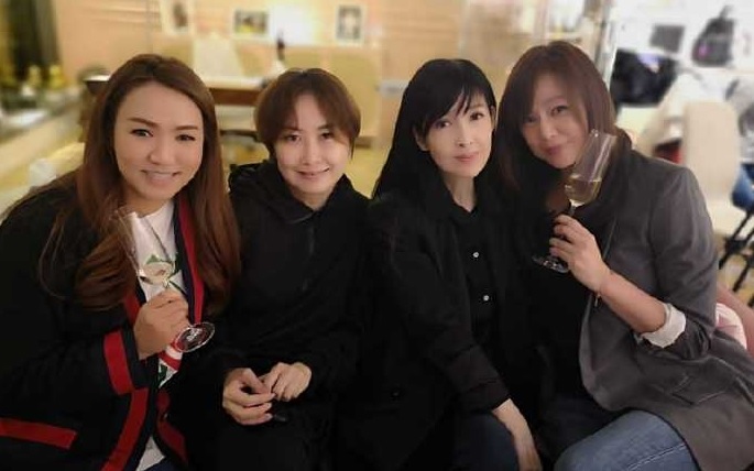 认曾与周慧敏作比较 王馨平遗憾未能当母亲