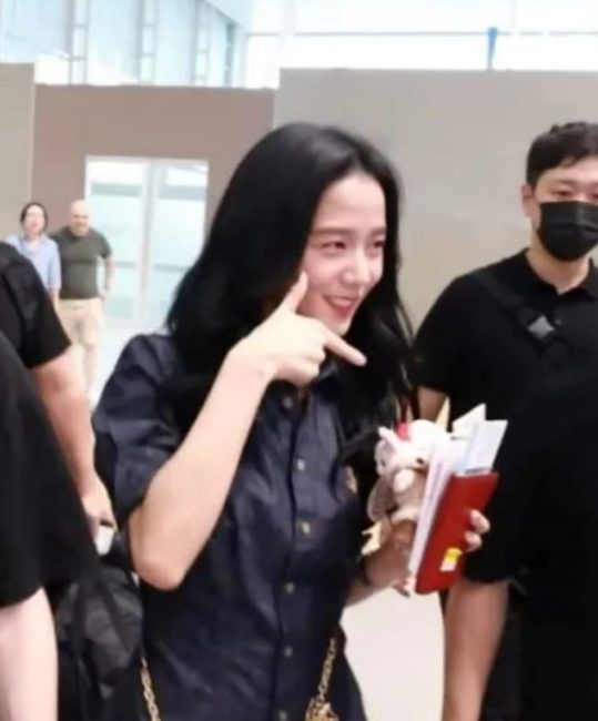 认爱安普贤后首现身 Jisoo机场比7纪念BP