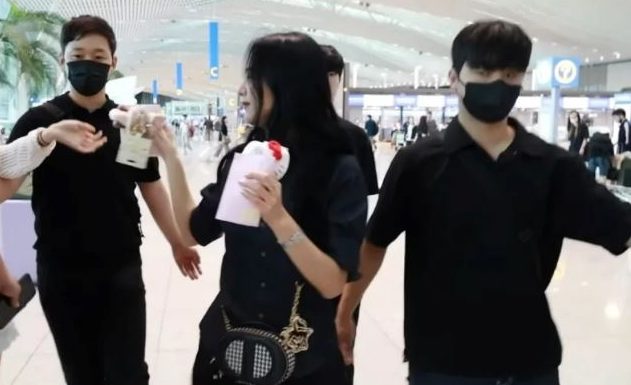 认爱安普贤后首现身 Jisoo机场比7纪念BP