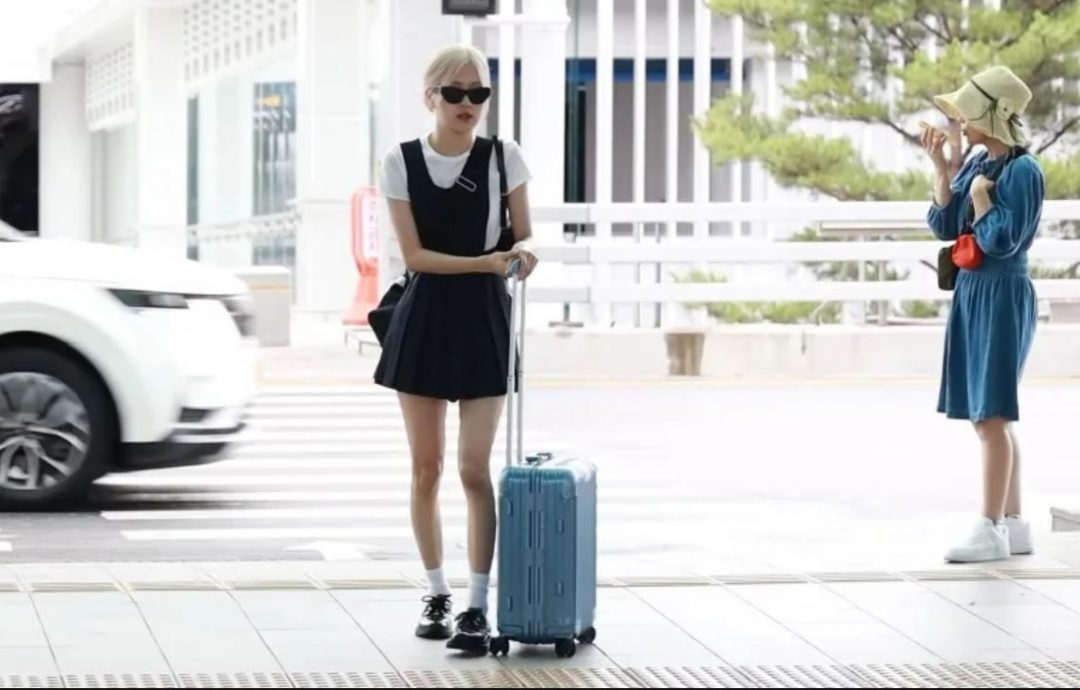 认爱安普贤后首现身 Jisoo机场比7纪念BP