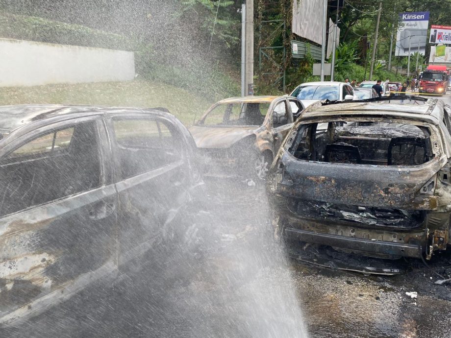 试驾车路上起火自燃波及4车·顾客职员吓坏忙逃命