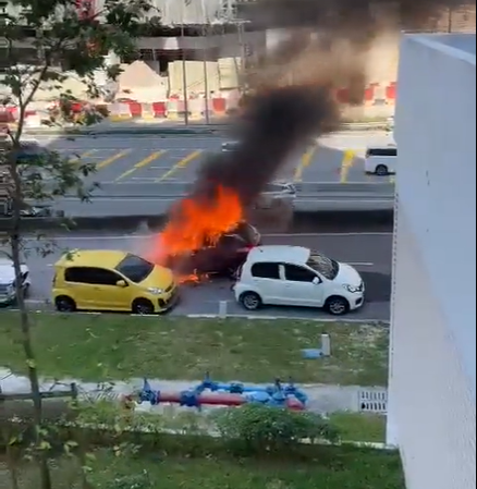 试驾车路上起火自燃波及4车·顾客职员吓坏忙逃命