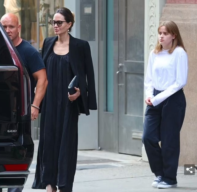 请15岁女儿当助理 安祖莲娜被批“太自私”