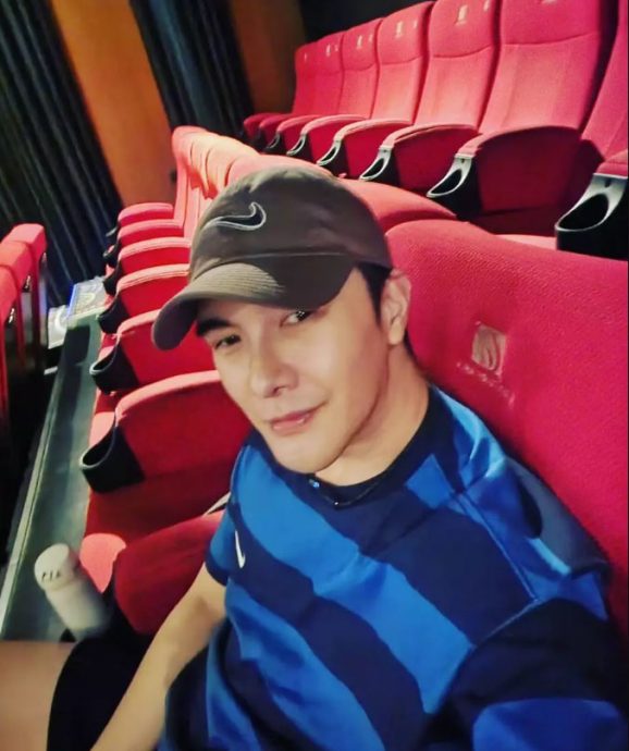 谢佳见一个人包厅看电影　惊吐“有点凉凉不舒服