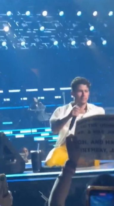 跌入舞台机关洞内 尼克开唱台上遇意外