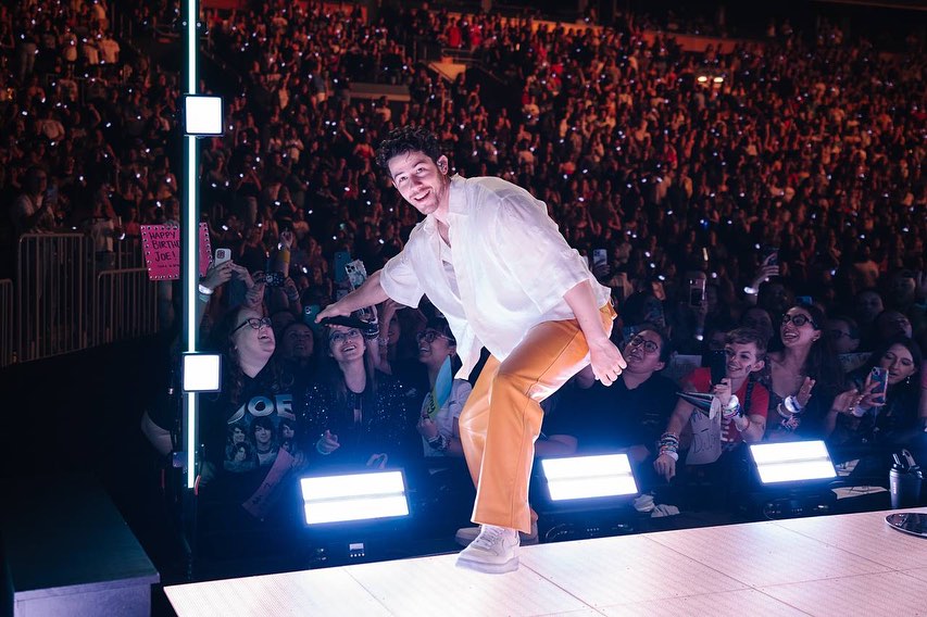 跌入舞台机关洞内 尼克开唱台上遇意外