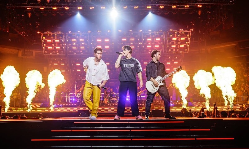 跌入舞台机关洞内 尼克开唱台上遇意外