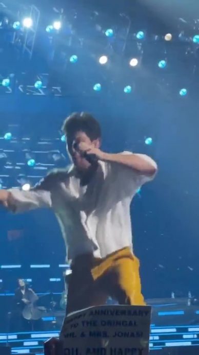 跌入舞台机关洞内 尼克开唱台上遇意外