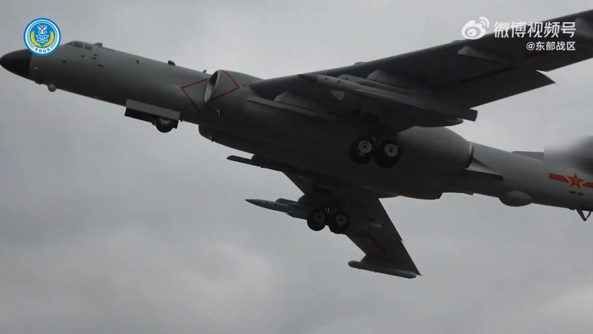 轰炸机挂实弹起飞画面曝光