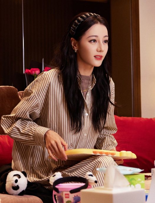 迪丽热巴化身网球女神 疑戴黄景瑜代言颈链认爱