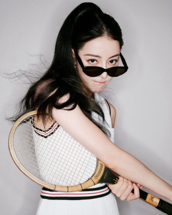 迪丽热巴化身网球女神 疑戴黄景瑜代言颈链认爱