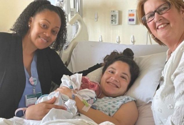 迫不及待出生! 她在停车场紧急分娩 巧遇妇产科医生顺利产子