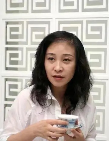 遭《好声音》学员控逼签约 那英胞姐斥:想像力丰富