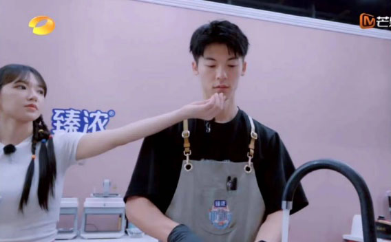 避嫌还是嫌弃? 程潇喂许光汉吃东西像丢厨余