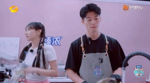 避嫌还是嫌弃? 程潇喂许光汉吃东西像丢厨余