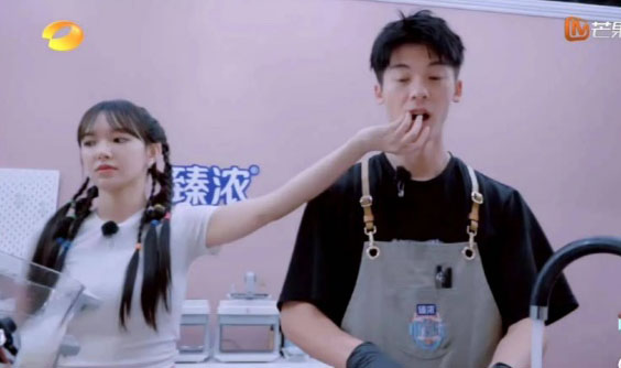 避嫌还是嫌弃? 程潇喂许光汉吃东西像丢厨余