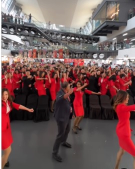 配合员工拍TikTok跳舞视频 亲民东尼让网民好生羡慕