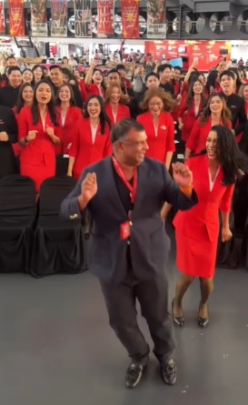 配合员工拍TikTok跳舞视频 亲民东尼让网民好生羡慕