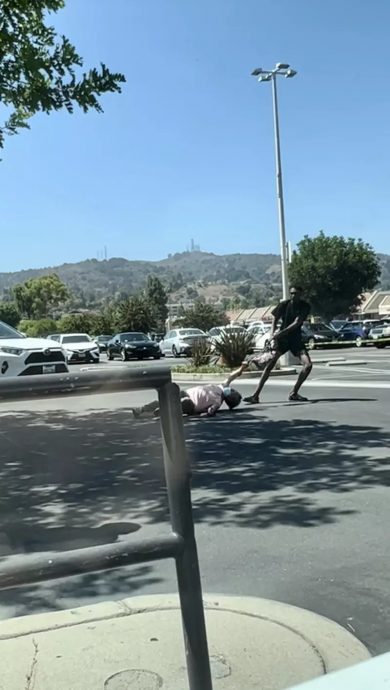 银行前遇劫匪抢包包 7旬华妇遭拖行30尺