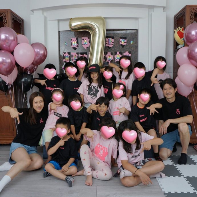 锺嘉欣为长女开生日会 ​7岁Kelly化身BLACKPIN