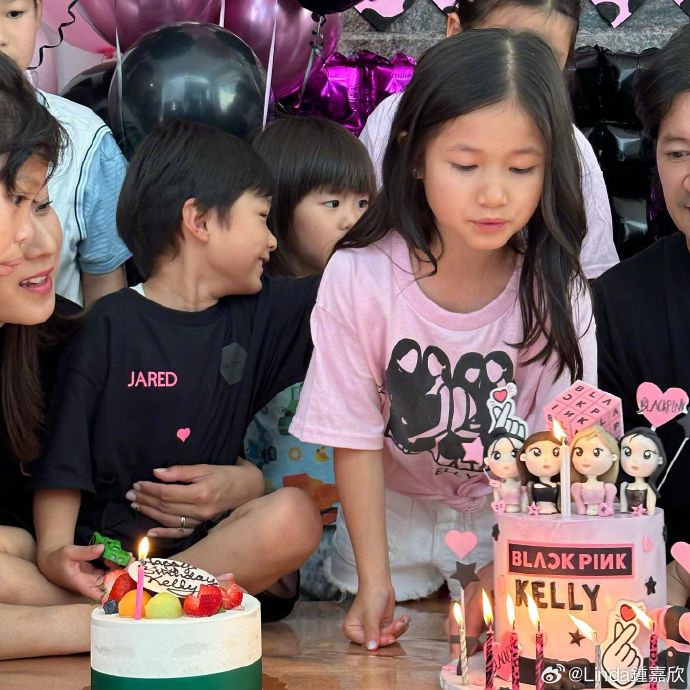 锺嘉欣为长女开生日会 ​7岁Kelly化身BLACKPIN