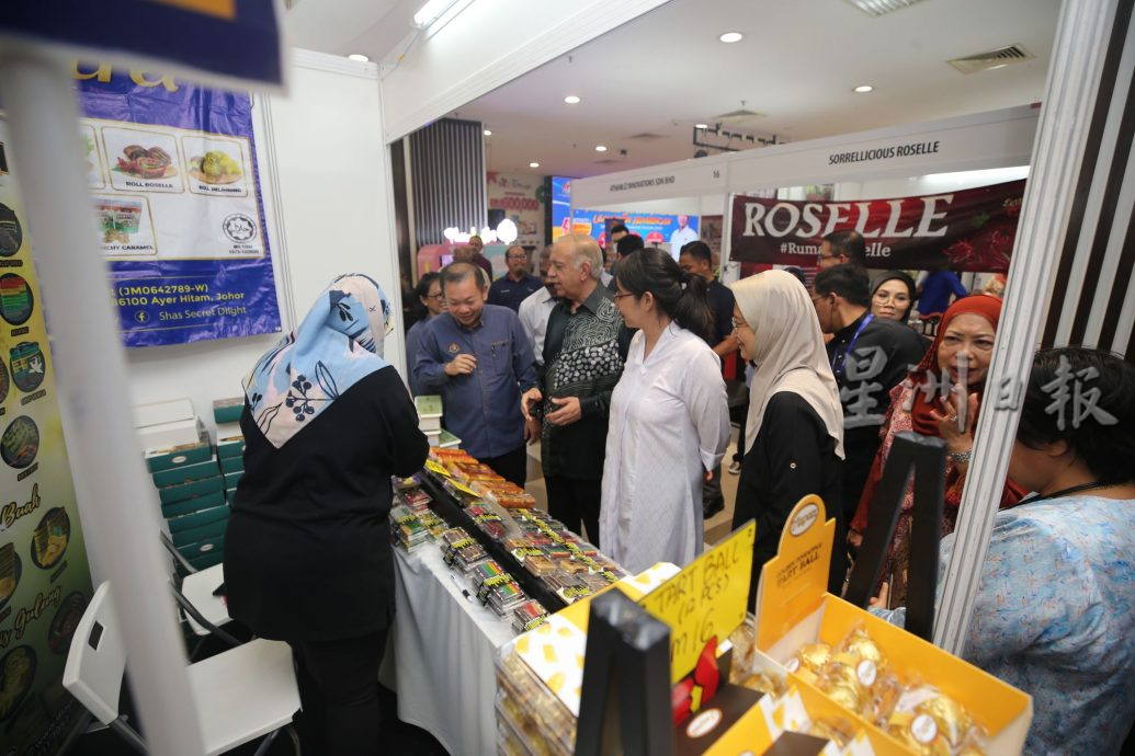 陈泓缣巡视农产品展览摊位