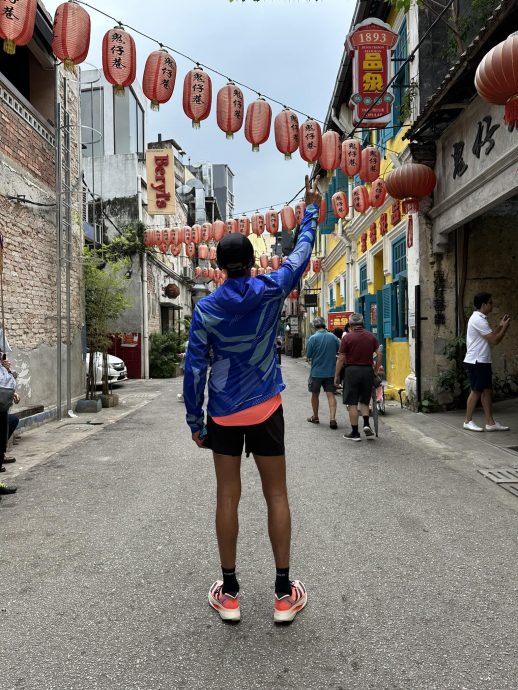 陈滢参观布城清真寺当游客 姜皓文“跑”景点打卡