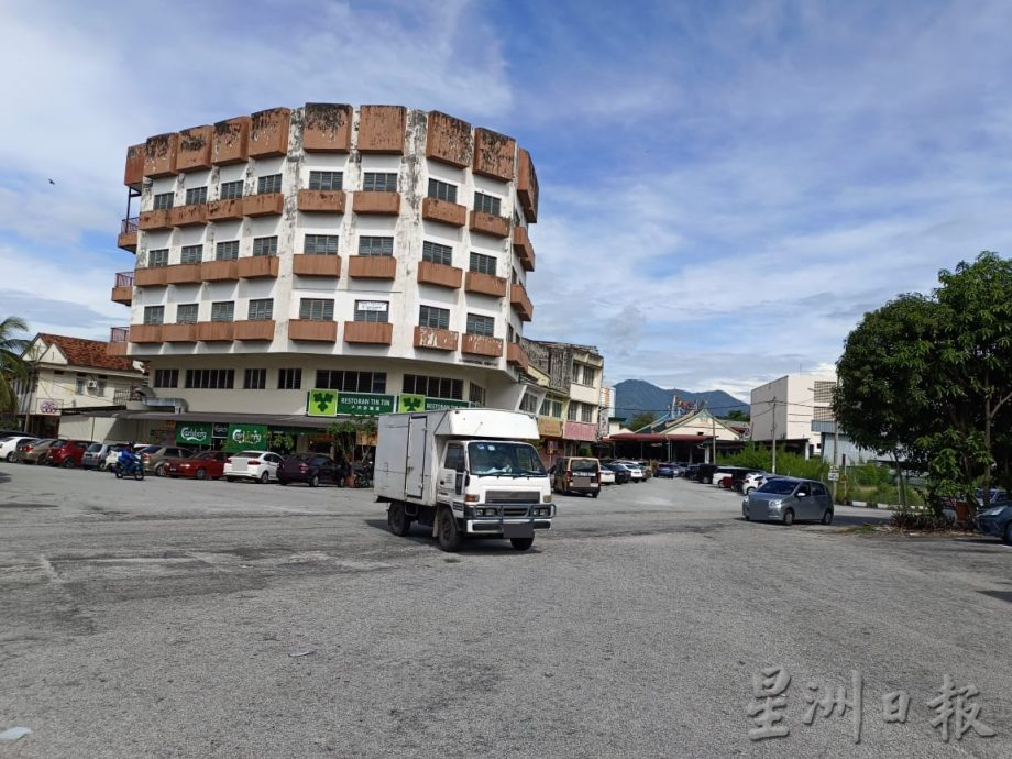 霹:封面主文/改善神庙路交通增车位 吴锡华:提升金宝路交通圈不涉电讯塔