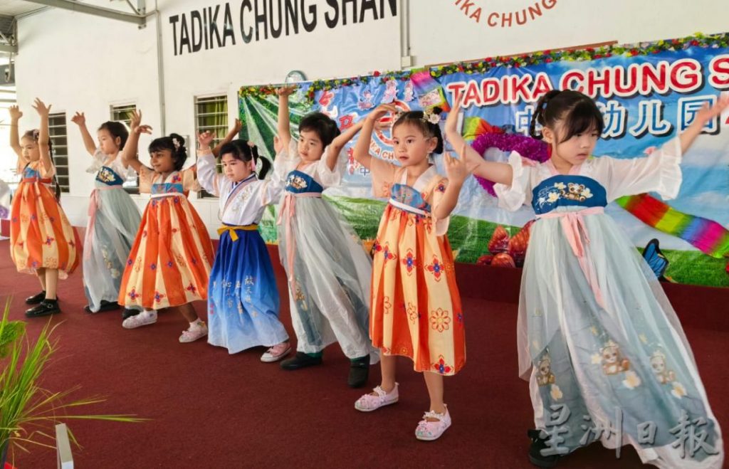 霹:必下/可放一版头/中山幼儿园学生 化身牛郎织女庆七夕