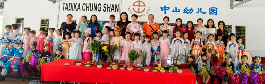 霹:必下/可放一版头/中山幼儿园学生 化身牛郎织女庆七夕