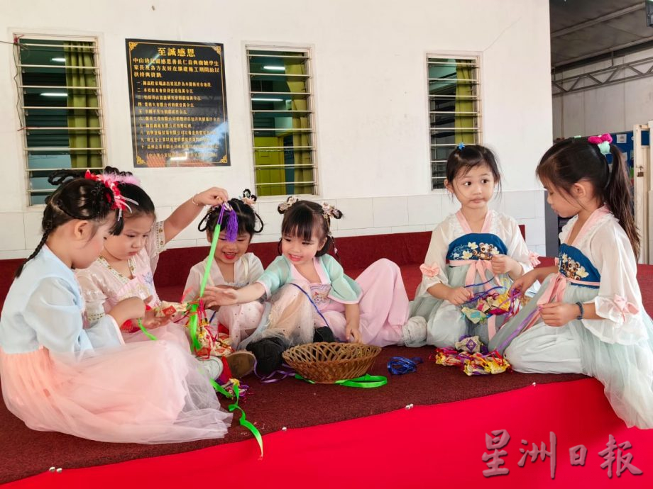 霹:必下/可放一版头/中山幼儿园学生 化身牛郎织女庆七夕