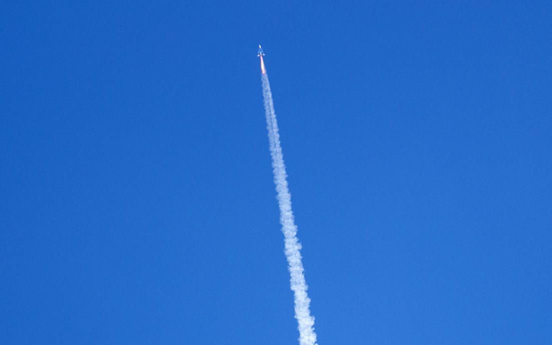 首对“太空母女”!一女大学生和母亲抽到太空“船票”,瞒过打工餐厅