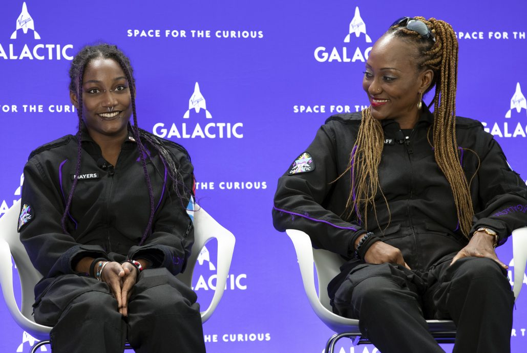 首对“太空母女”!一女大学生和母亲抽到太空“船票”,瞒过打工餐厅